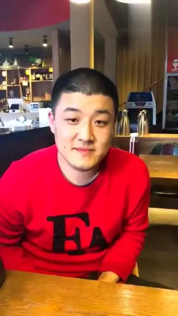  两个大哥能把人笑死,就这一个表情,承包了我一年的笑点