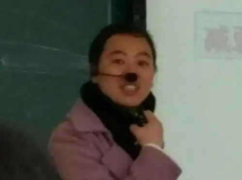  学生冒险抓拍老师尴尬瞬间,直到毕业才敢发出来,看着很搞笑
