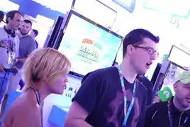  e3游戏展上的玩家表情美女试玩游戏遭宅男围观