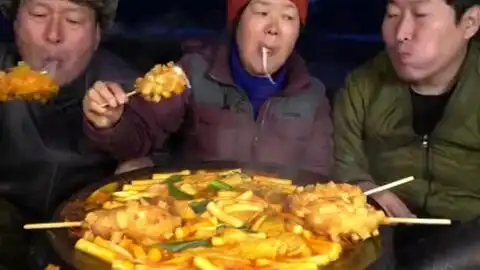  韩国大胃王吃播美食吃货韩国大叔兴森和爸爸一起吃烤五花肉