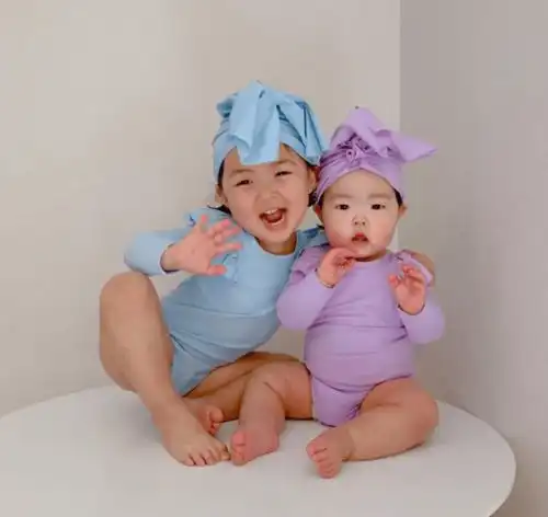  你的微信表情包女孩长大了这回她带着妹妹一起圈了41w粉