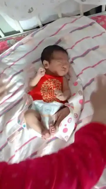  奶奶要给小宝宝穿衣服,接下来宝宝伸了懒腰,小表情好萌啊