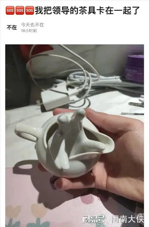  猫猫伸懒腰是什么样子的这也太可爱了吧,哈哈