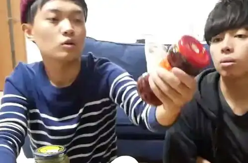  直击日本人挑战臭豆腐和老干妈,闻到味道都不想吃,这表情亮了