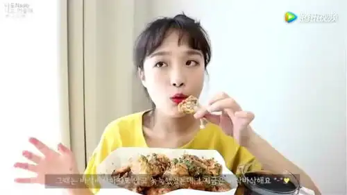  韩国女孩吃炸鸡一脸兴奋的表情吃的真香