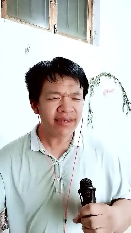  这哥唱歌笑死我啦面部表情太丰富了