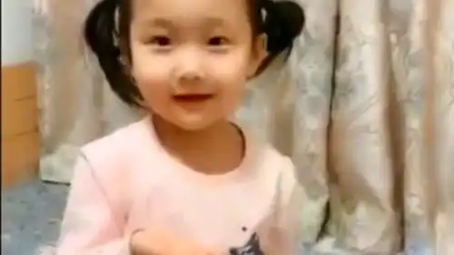  小萝莉学大姨父挤痘痘的样子,这小表情真是太古灵精怪了