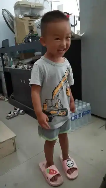  哎妈呀,你真是个小人精,看这小表情