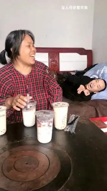  盲人母亲第一次喝奶茶,她们母子高兴得像表情包