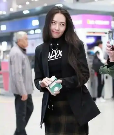  女神郭碧婷真是拼了,身着格子高腰短裙,光着双腿出机场