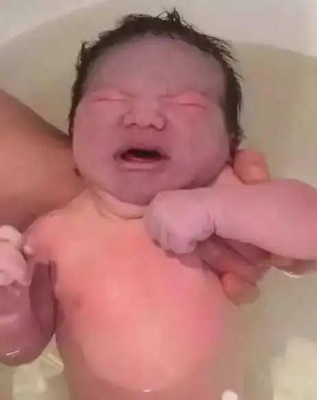  女子刚产下的双胞胎,宝宝的容貌丑爆了欲送人,7天后笑喷了