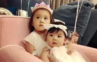  贾静雯晒出咘咘睡前近照,笑容甜美萌态尽显,长相越来越像妈妈