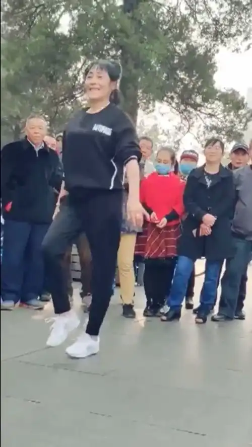  网红大姐跳鬼步舞,这舞步果然给力