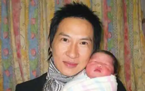  张家辉13岁女儿近照曝光,表情冷酷身高直逼妈妈,越长越像关咏荷