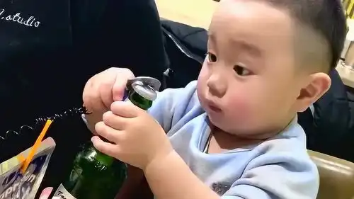  表情太到位了,长大后肯定了不得,不知道什么样的小姑娘能镇得住他