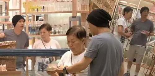  孝顺儿子张卫健带妈妈一起打流感针母子俩打针时表情形成鲜明对比