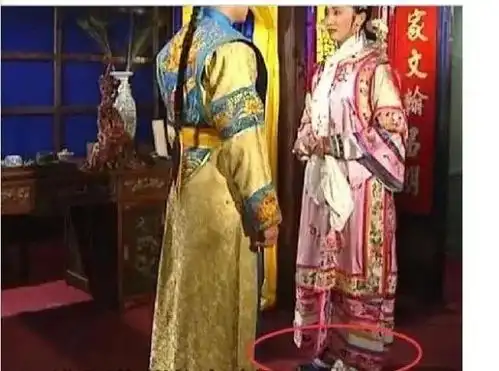  还珠格格搞笑穿帮集锦,小燕子的斗鸡能褪色,晴儿会变魔术