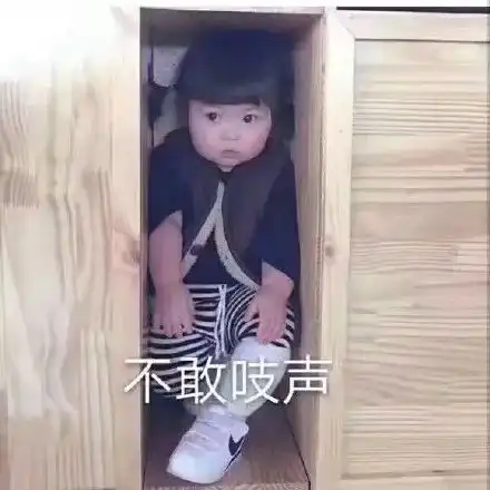  这届家长真的太难了孩子没交作业,家长也要罚站
